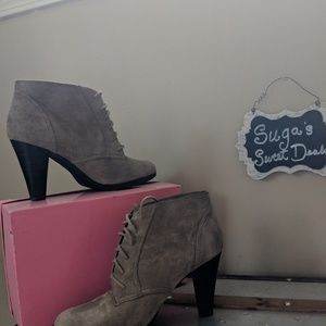 Sz 11 suede bootie white mountain heel ankle boot